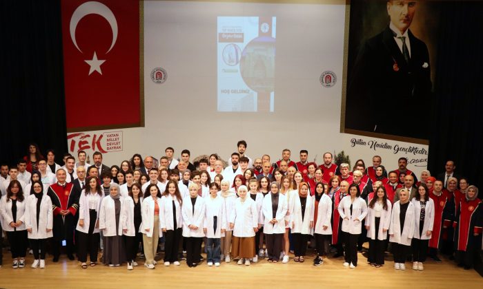 Amasya Üniversitesinde tıp fakültesi öğrencileri için beyaz önlük giyme töreni yapıldı