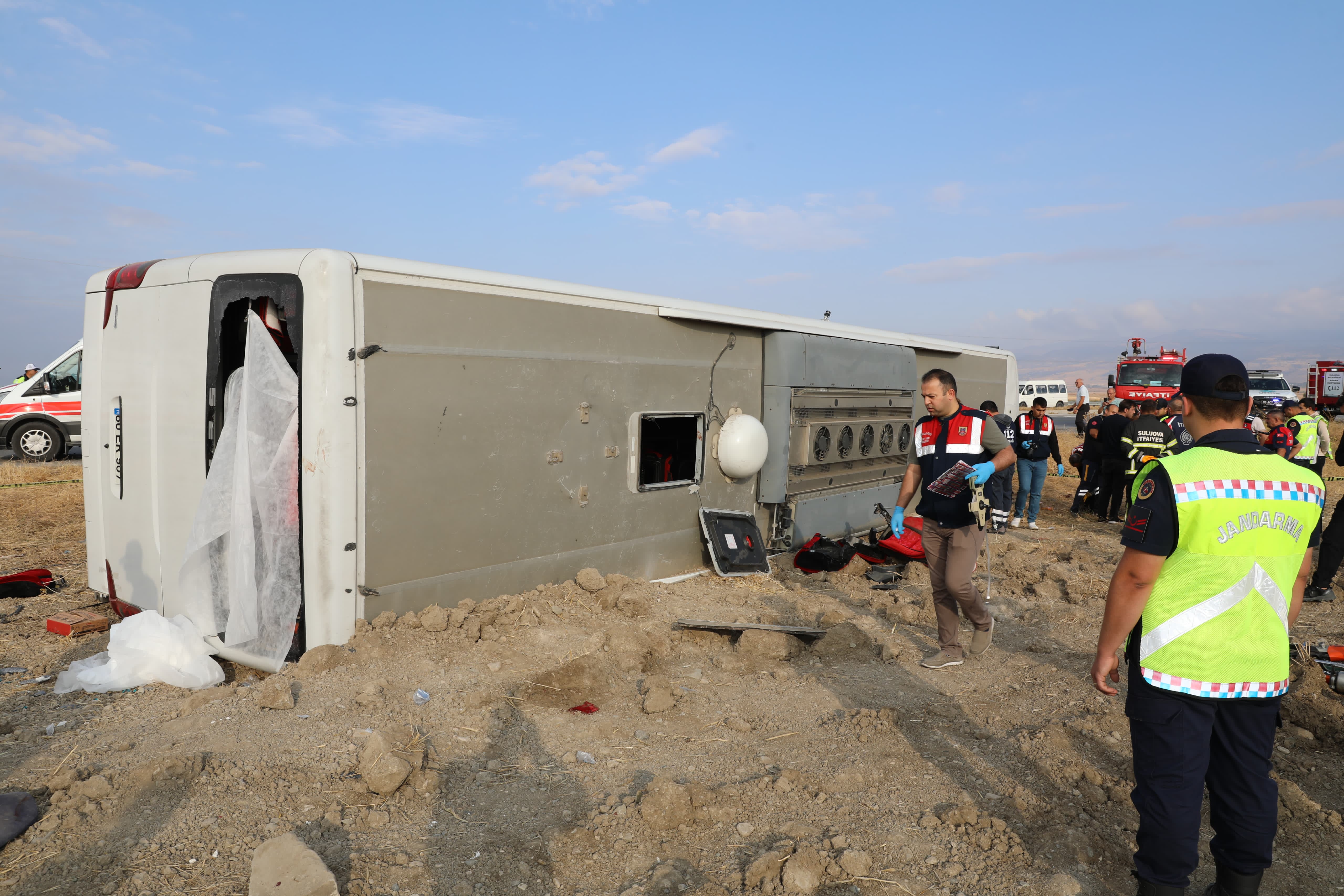 Amasya’nın Merzifon ilçesinde yolcu otobüsünün devrilmesi sonucu ölü ve yaralılar olduğu bildirildi.