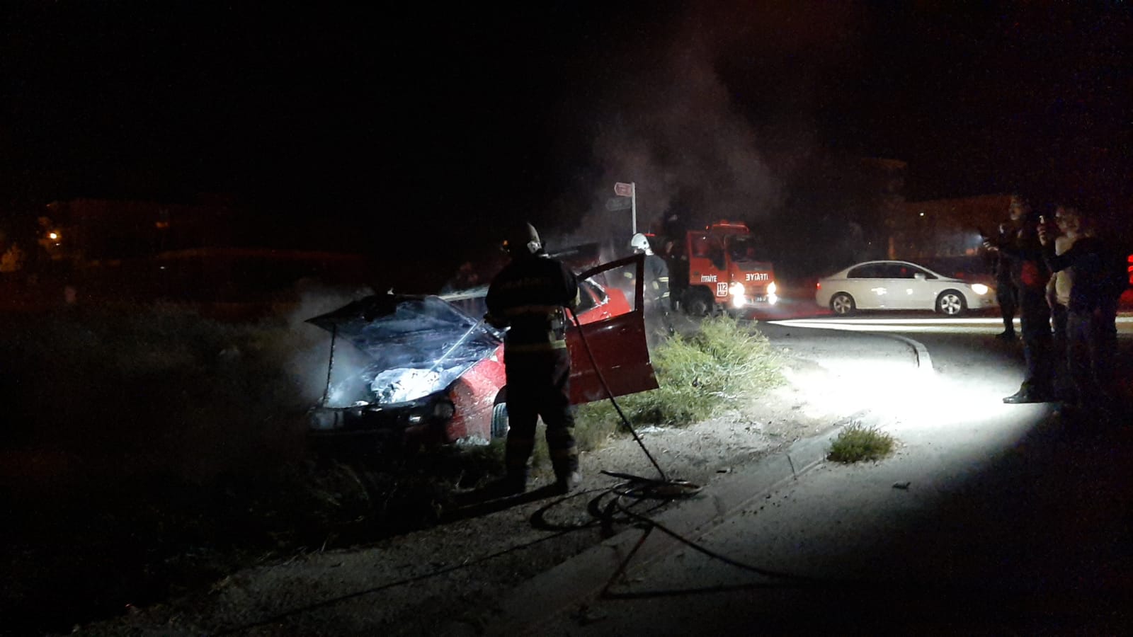 Çorum’da kaza yaptıktan sonra alev alan otomobildeki yangını itfaiye ekipleri söndürdü