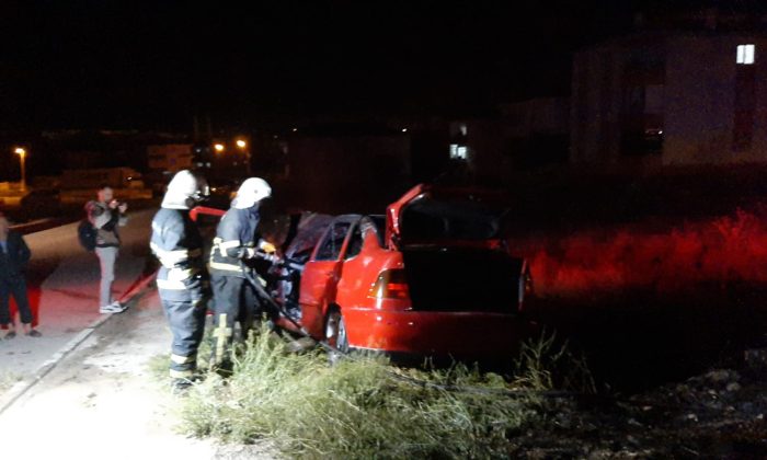Çorum’da kaza yaptıktan sonra alev alan otomobildeki yangını itfaiye ekipleri söndürdü