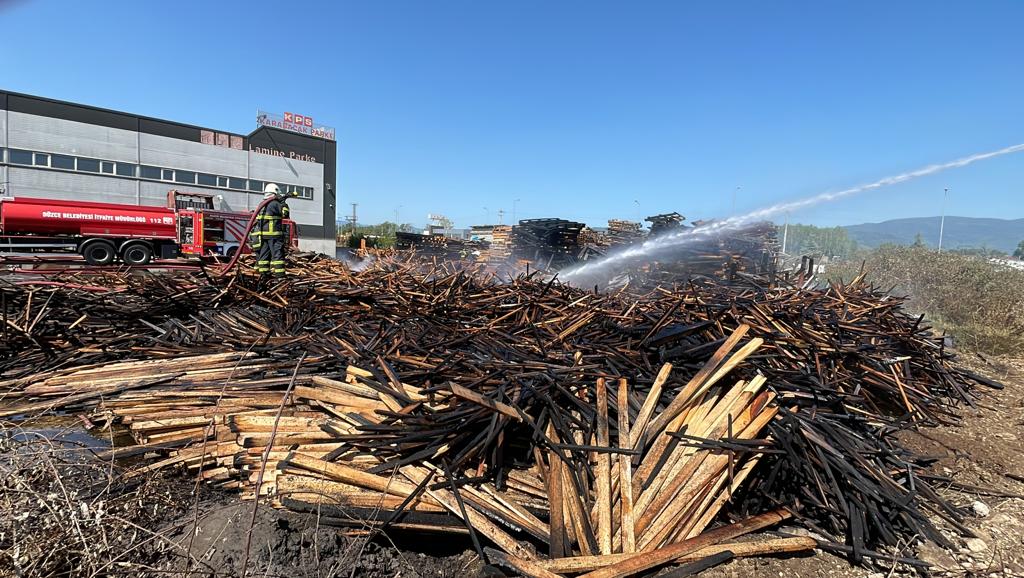 Düzce’de çıkan yangında parke fabrikasına ait ahşap malzemelerin bir kısmı yandı