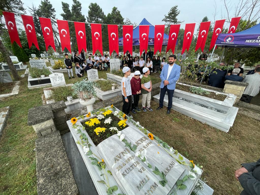 Eski bakan Avni Akyol vefatının 24. yılında mezarı başında anıldı