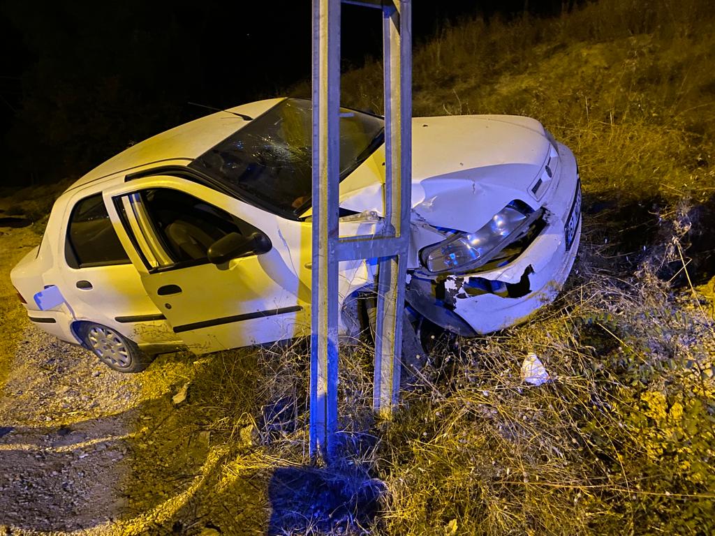 Karabük’te aydınlatma direğine çarpan otomobildeki 2 kişi yaralandı