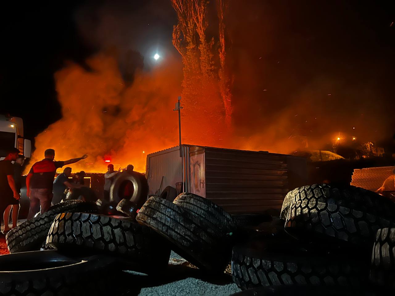 Kastamonu’da şantiyede çıkan yangında 2 konteyner zarar gördü