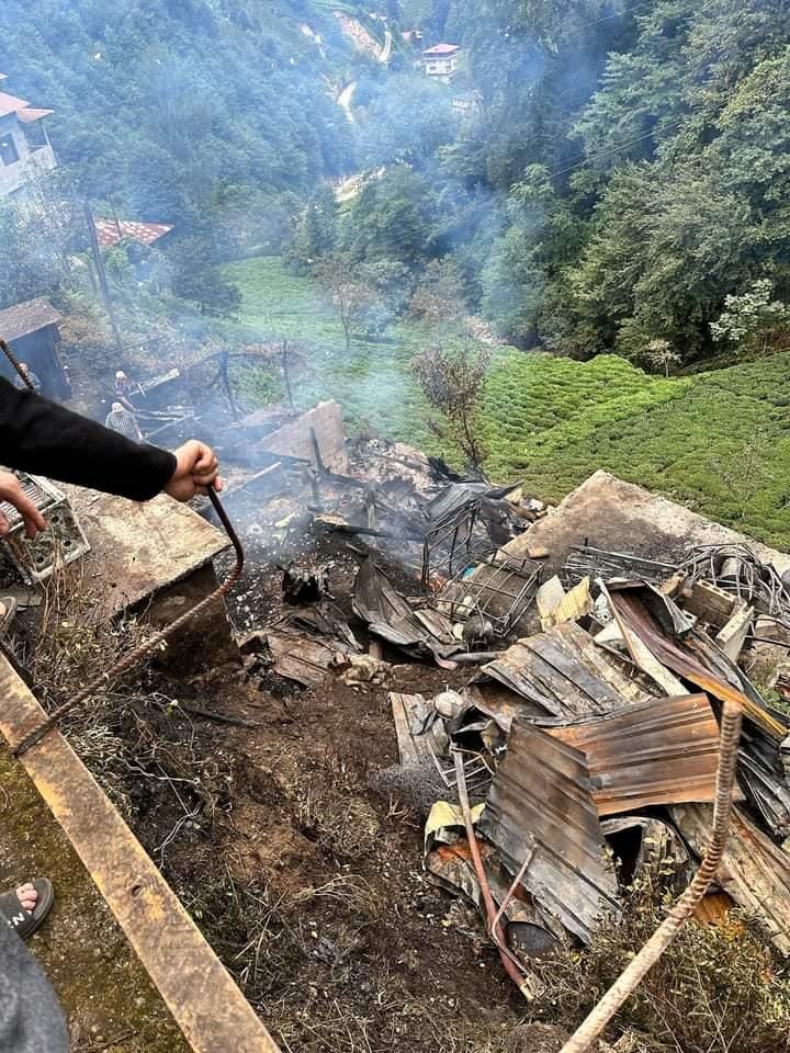 Rize’de iki katlı ev yandı