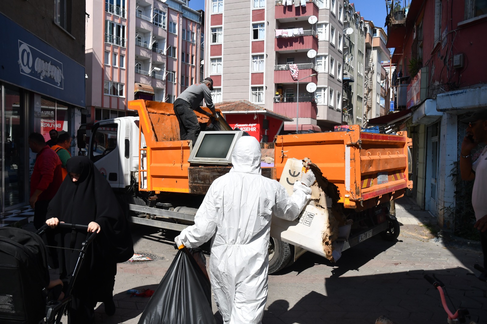 Samsun’da bir evden 2 kamyon çöp çıktı