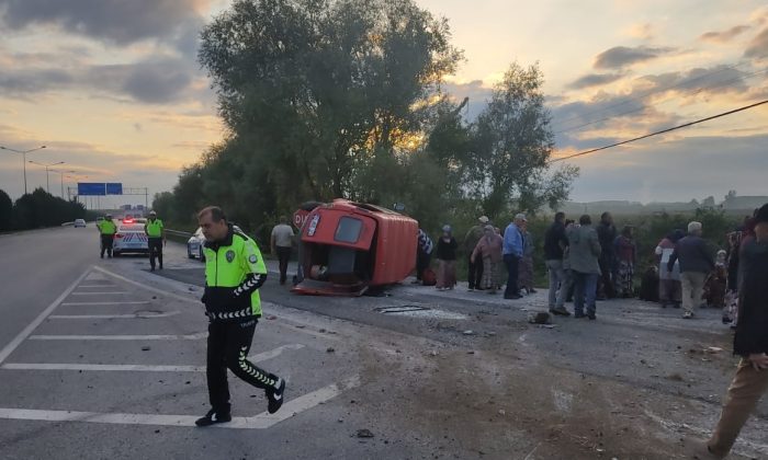 Samsun’da lastiği patlayan minibüs devrildi, 15 kişi yaralandı