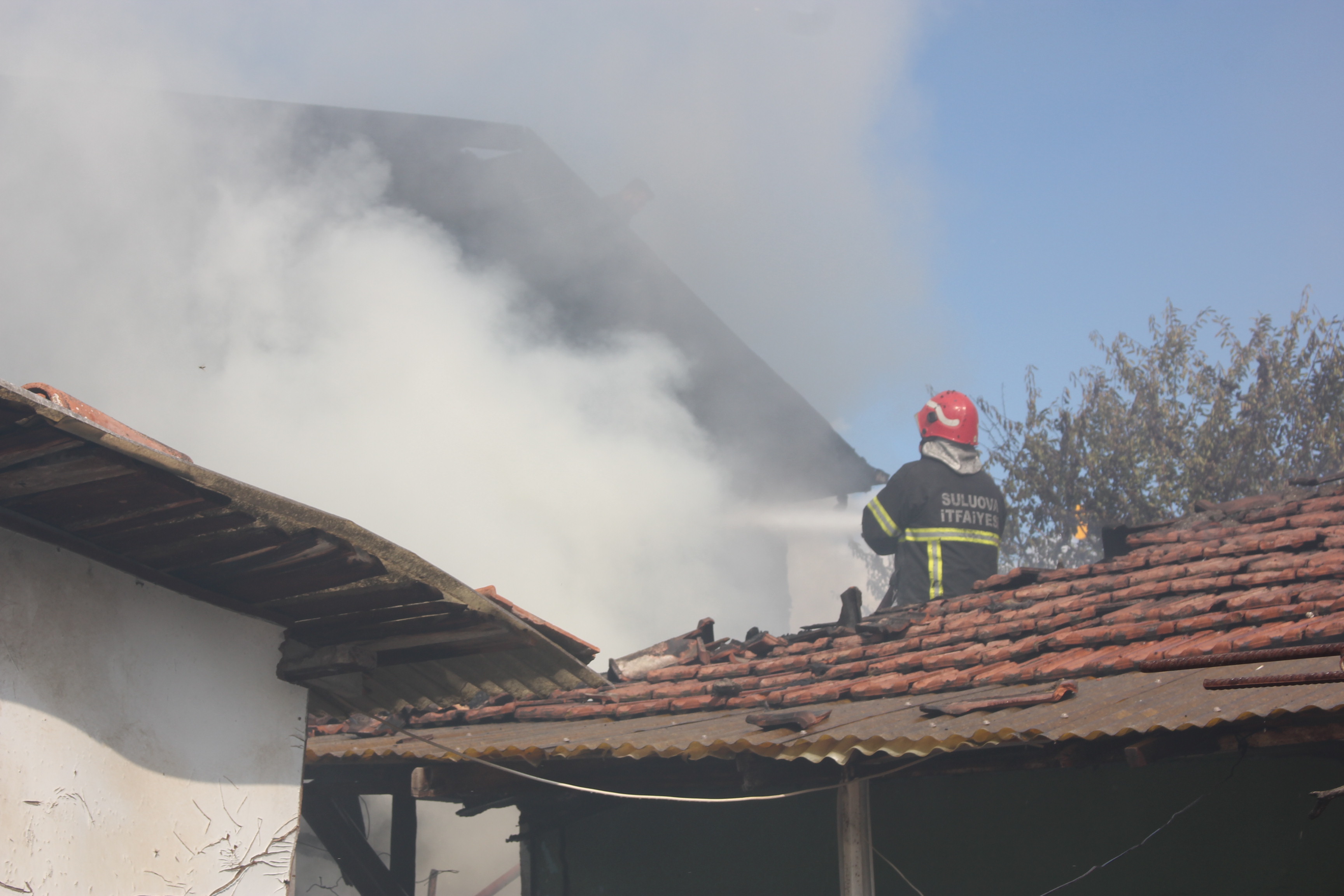 Suluova’da depo yangını söndürüldü