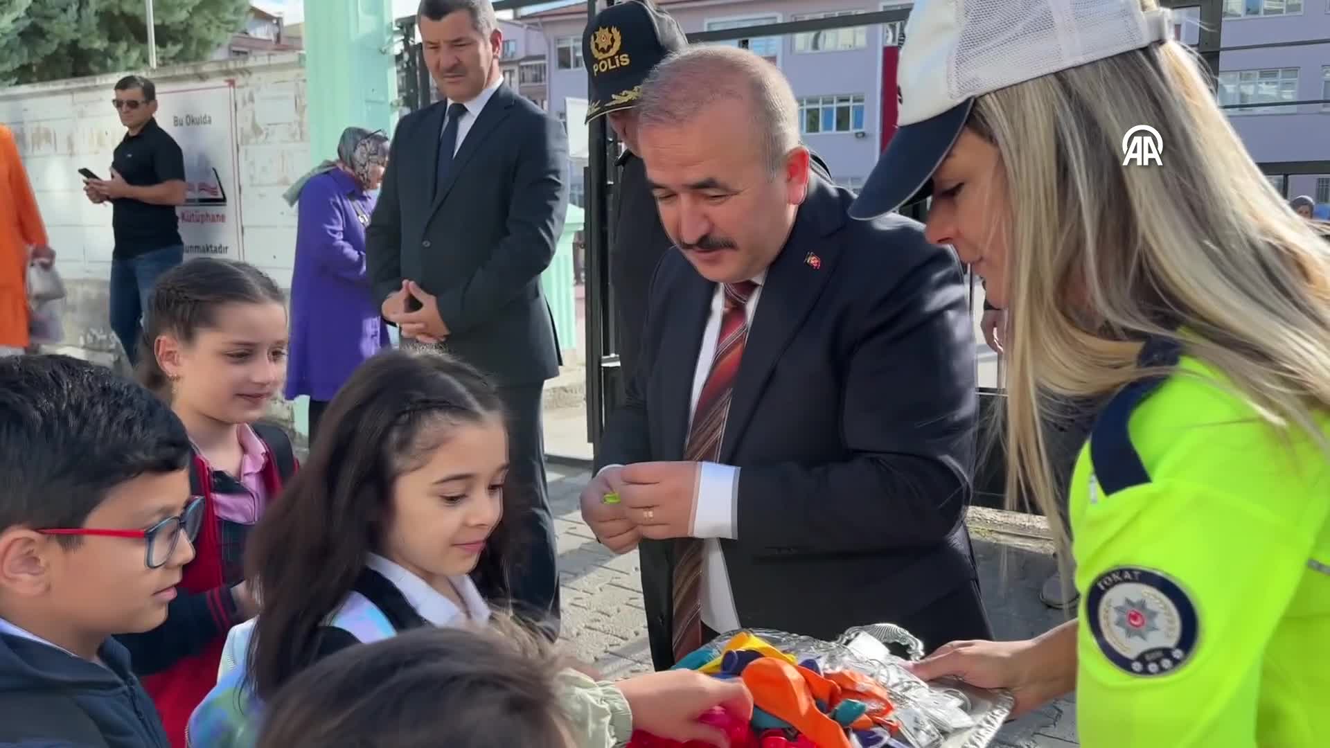 Tokat’ta okulun ilk gününde öğrencileri Vali Hatipoğlu karşıladı