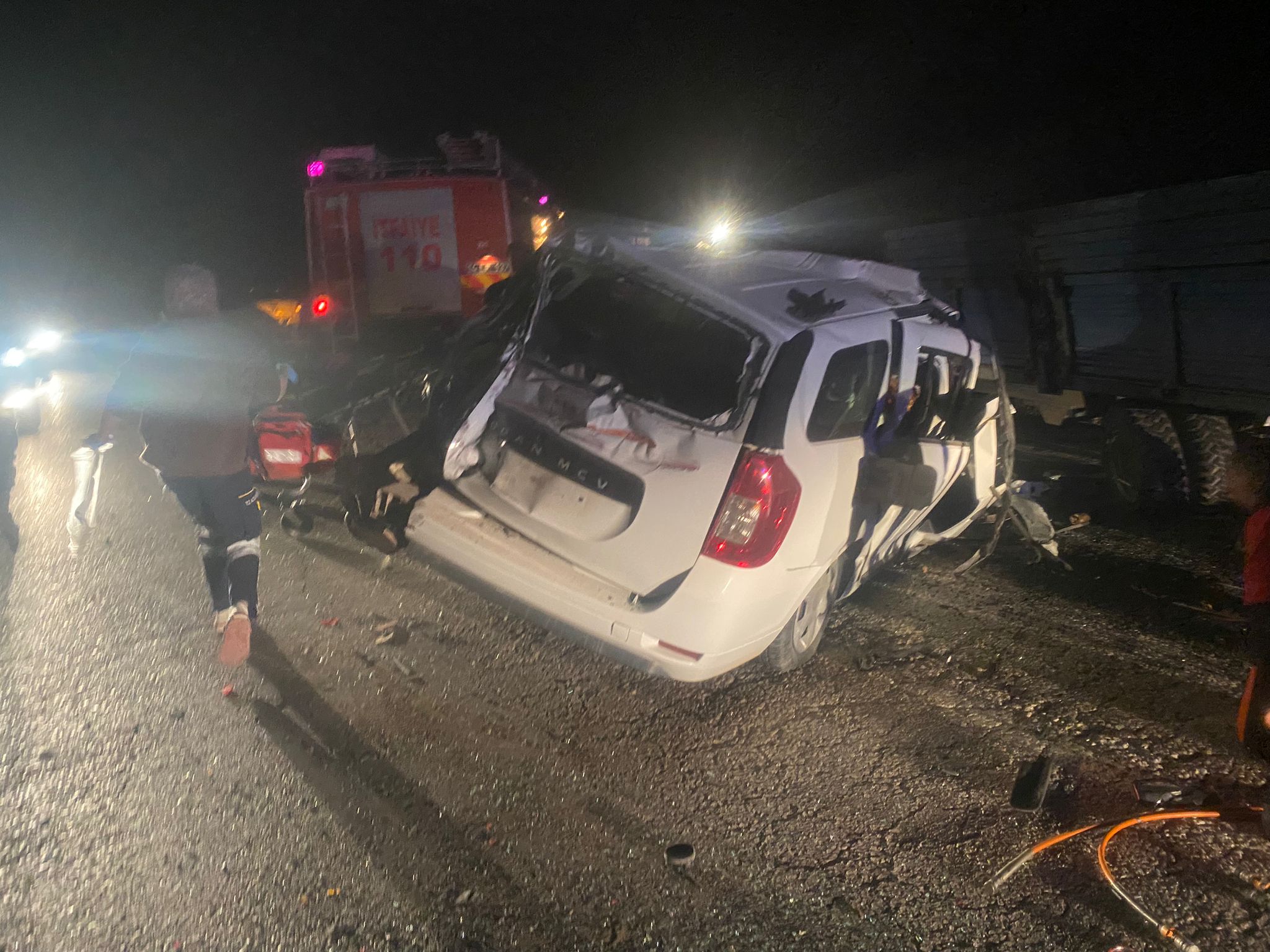 Traktörün römorkuna çarpan otomobildeki kadın öldü, eşi yaralandı