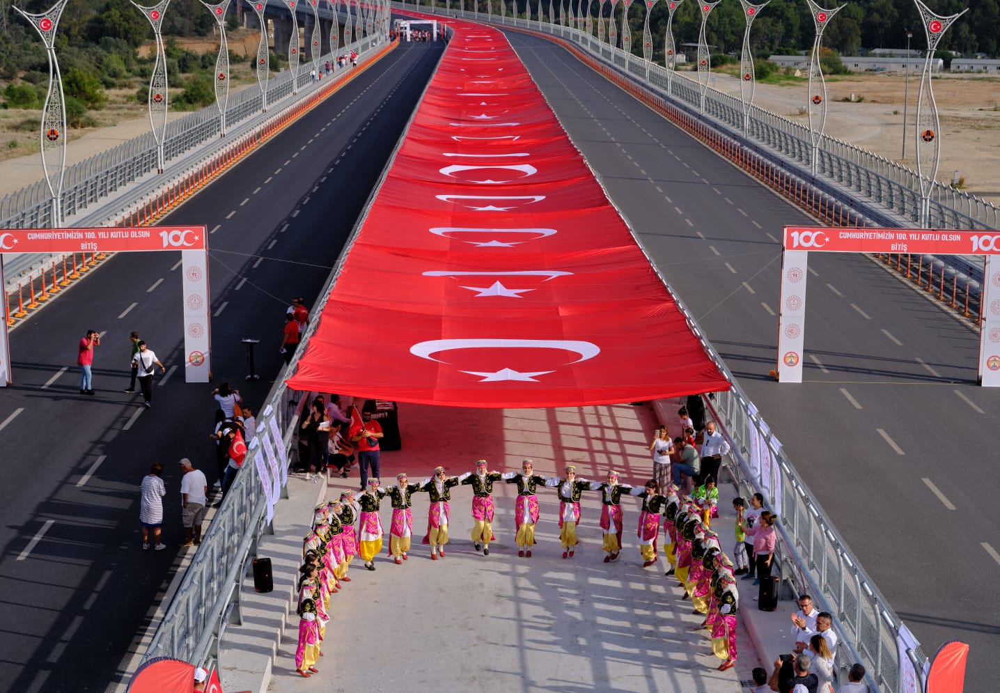Adana 15 Temmuz Şehitler Köprüsü’nde dev Türk bayrağı altında 100. yıl kutlaması