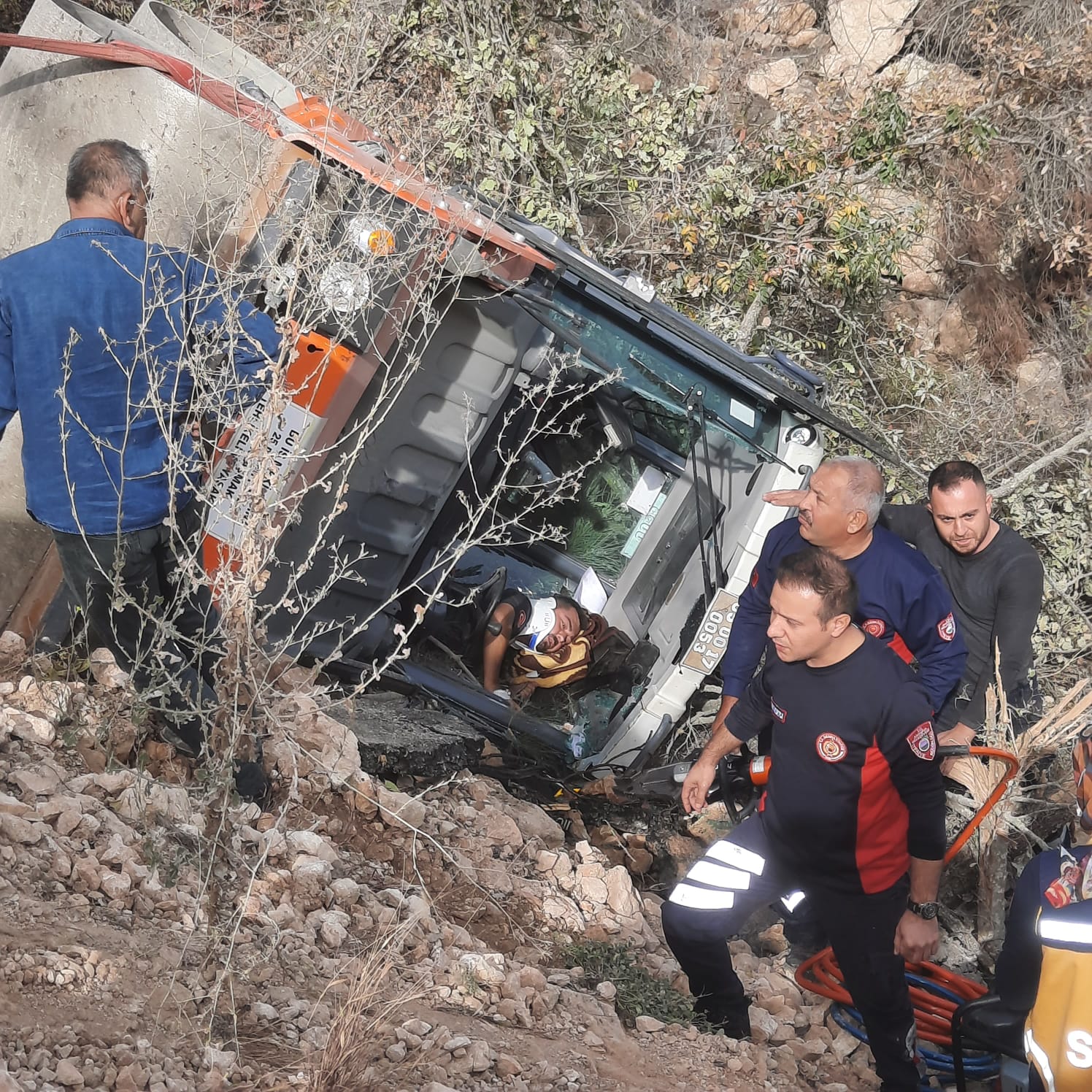 Amasya’da devrilen iş makinesinin operatörü yaralandı