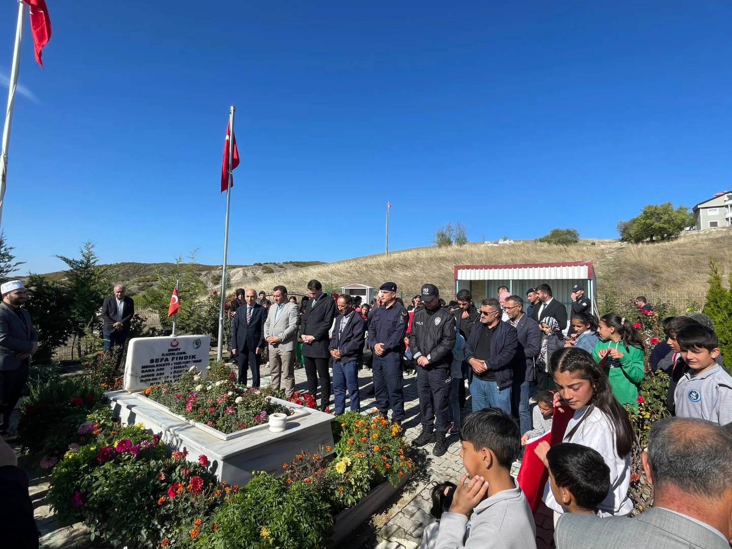 Artova Kaymakam Atam, şehit Onbaşı Fındık’ın mezarını ziyaret etti