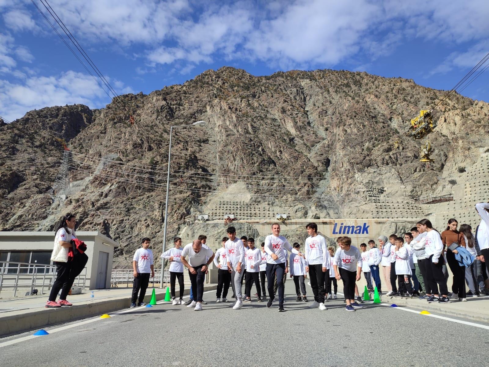 Artvin’de öğrenciler 275 metre yüksekliğindeki baraj gövdesinde koştu