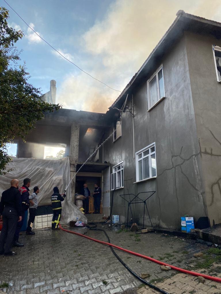 Bolu’da 2 katlı ev yangında hasar gördü