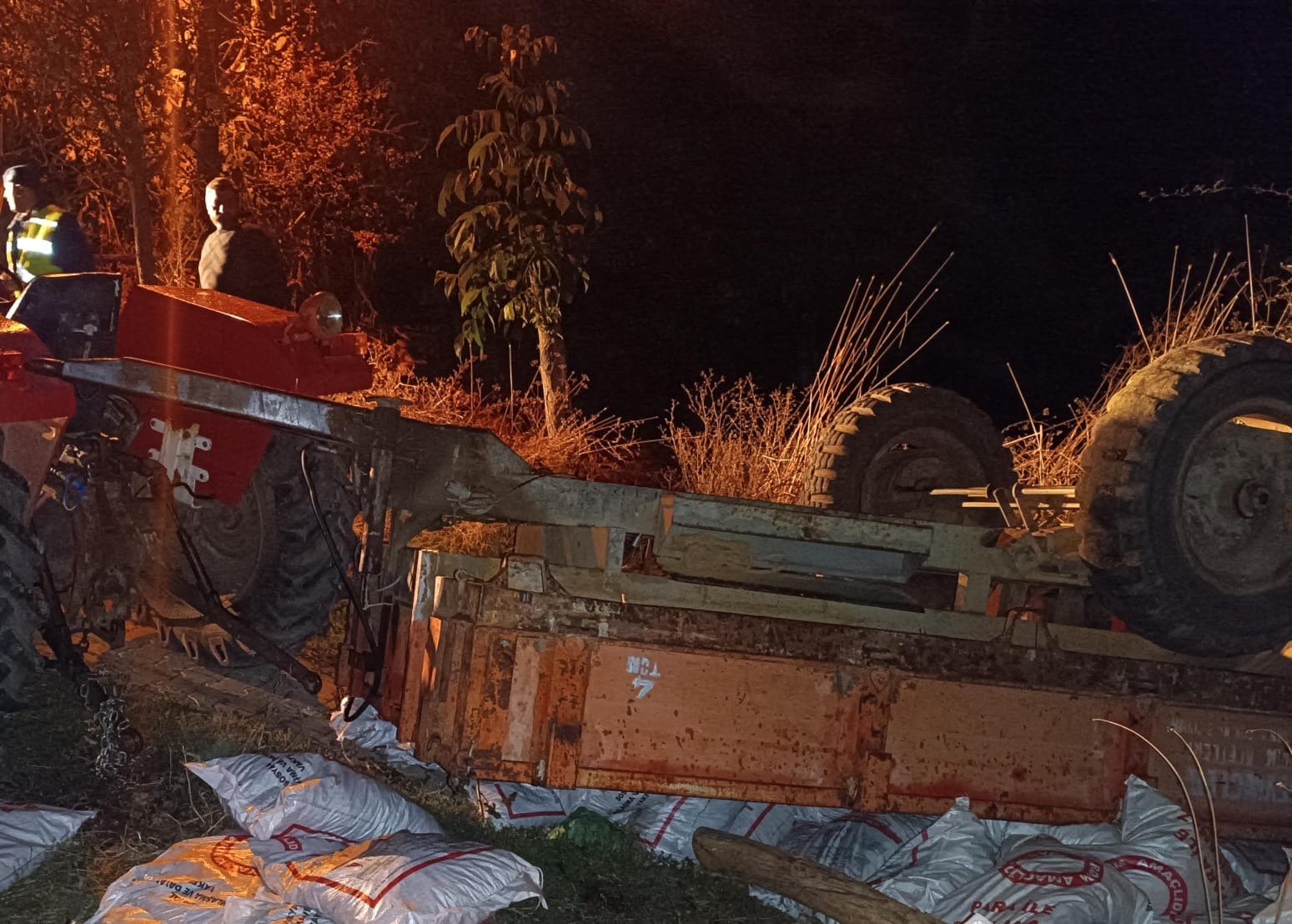 Çorum’da devrilen traktörün römorkunun altında kalan kişi yaralandı