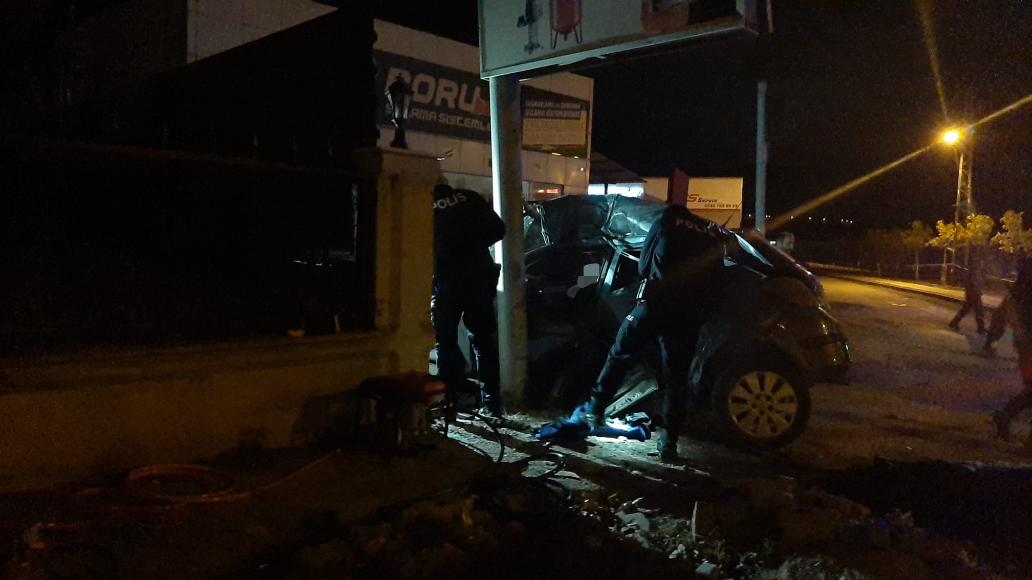 Çorum’da otomobil reklam tabelasına çarptı 3 kişi öldü