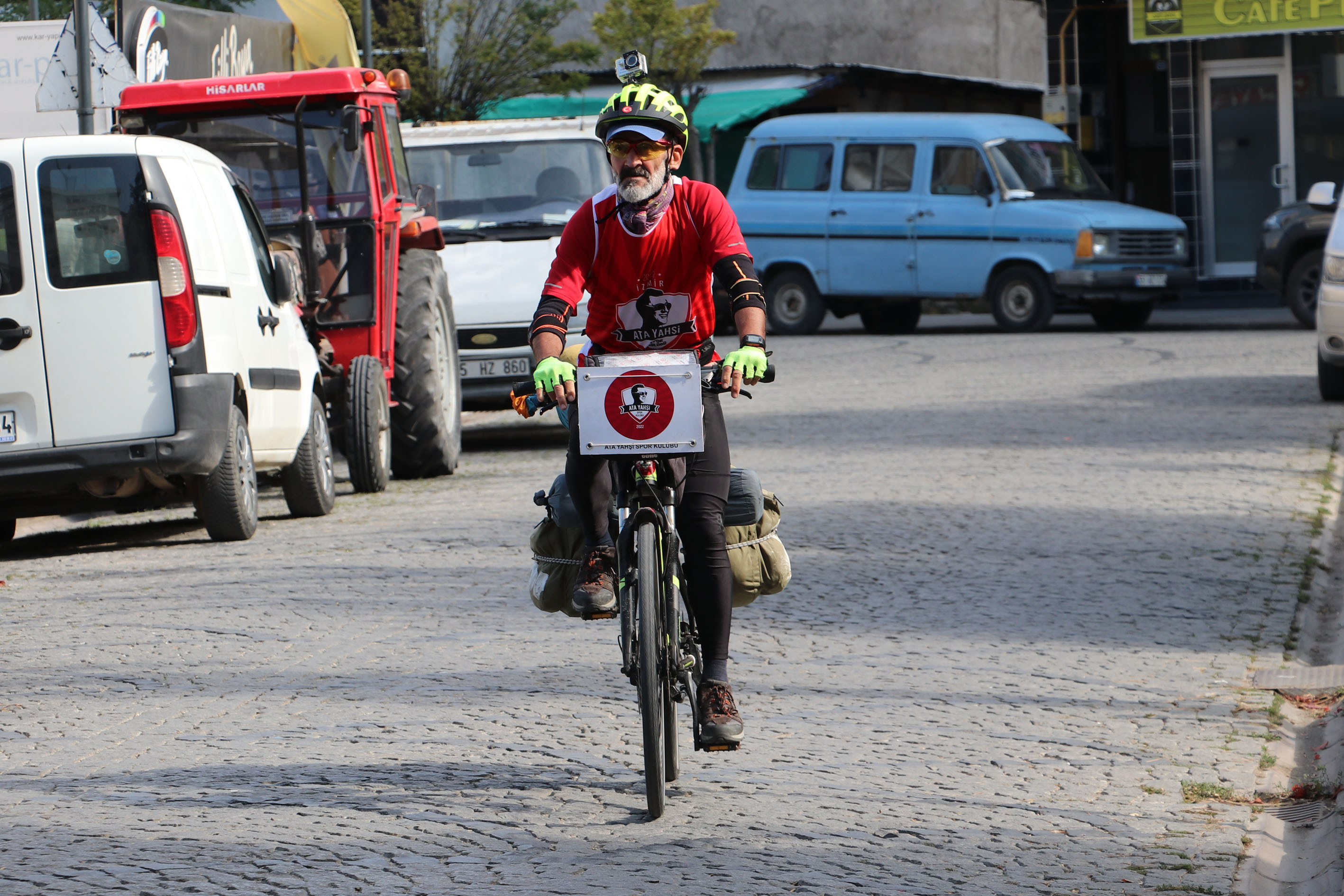 Cumhuriyet’in 100. yıl kutlamalarına katılmak için bisikletle Samsun’dan İzmir’e gidiyor
