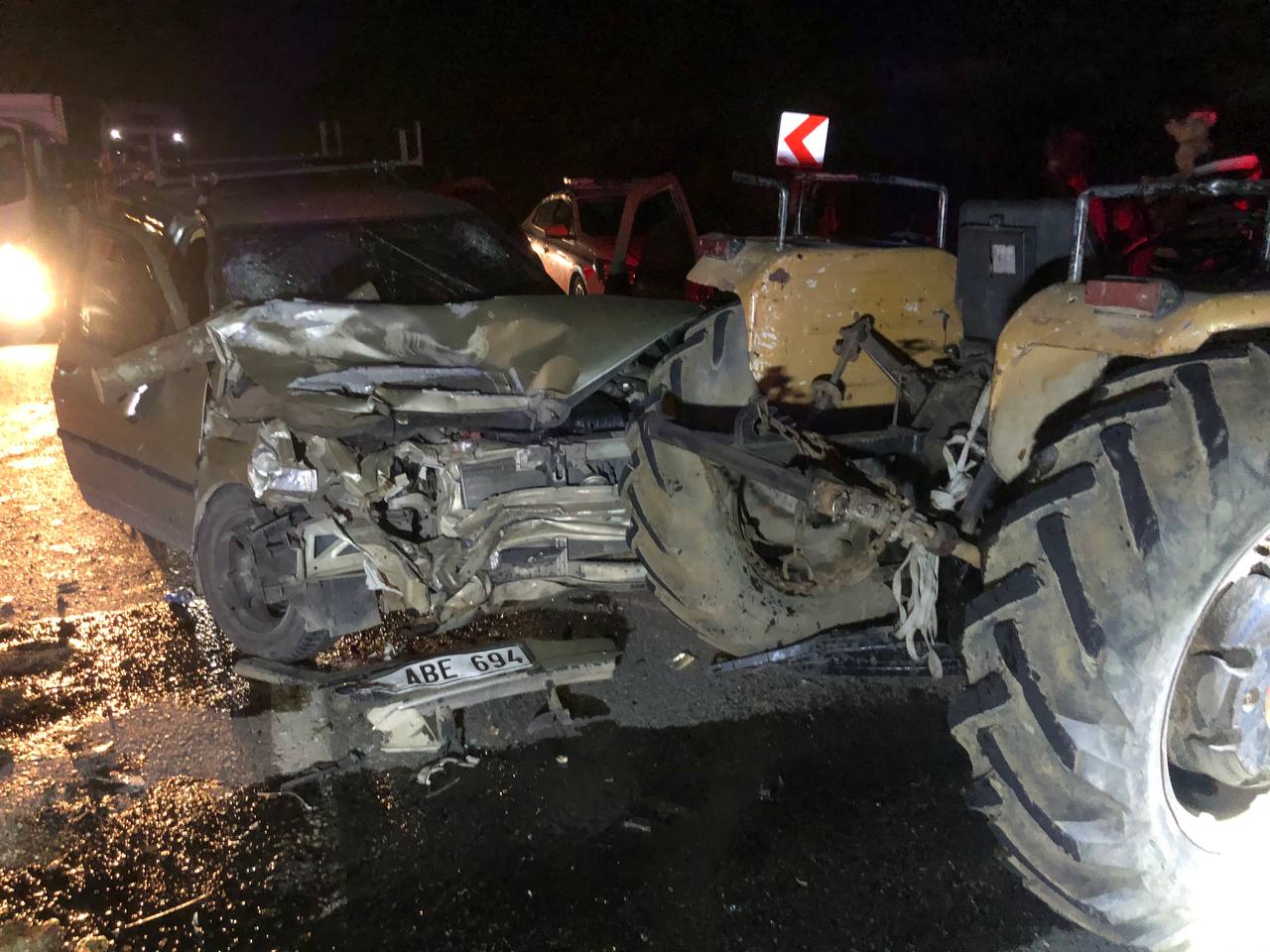 Düzce’de otomobilin traktör römorkuna çarpması sonucu 3 kişi yaralandı