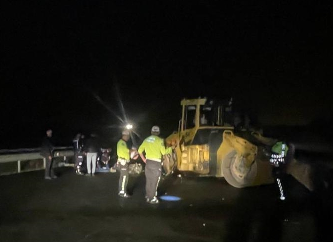 Düzce’de park halindeki iş makinesine çarpan motosikletteki 2 kişi öldü