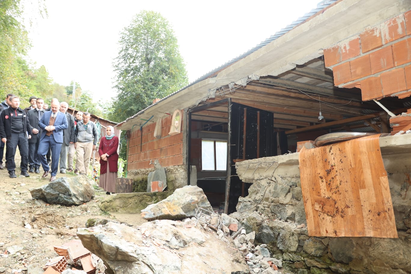 Giresun’da duvarına kaya düşen ev zarar gördü