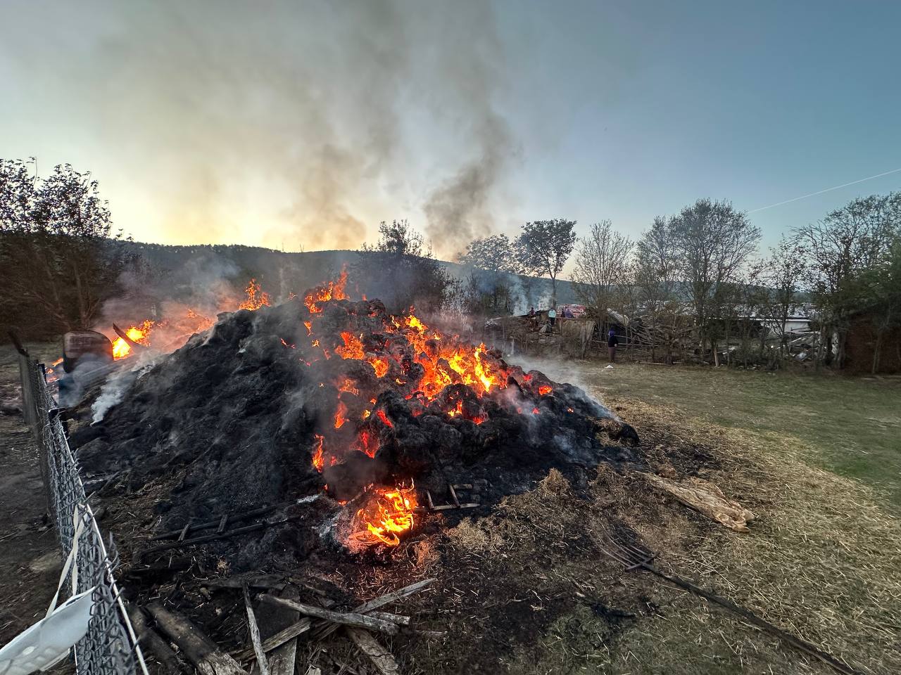 GÜNCELLEME – Karabük’te 4 samanlık yandı