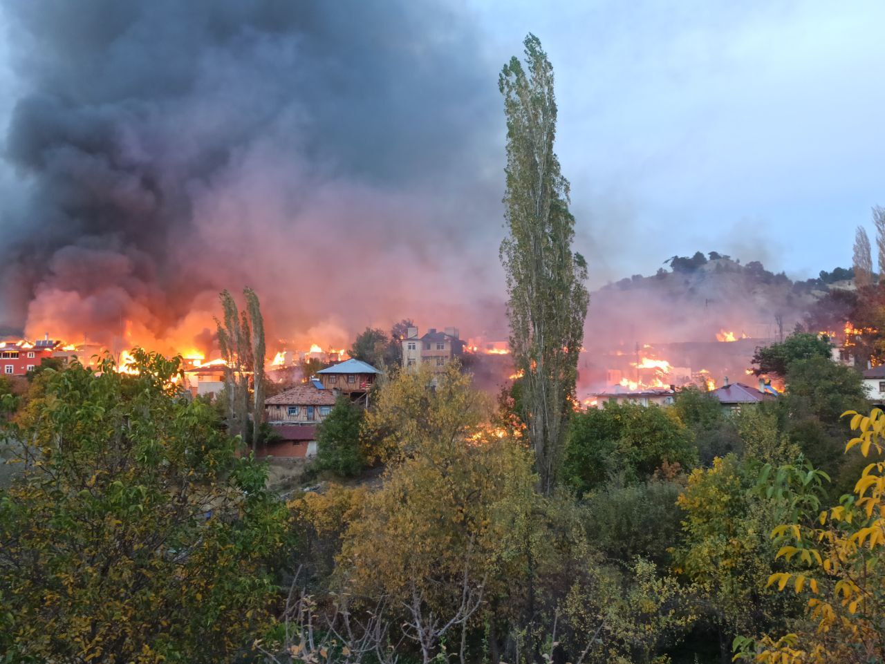 GÜNCELLEME – Kastamonu’da 15 köy evini etkileyen yangın söndürülmeye çalışılıyor