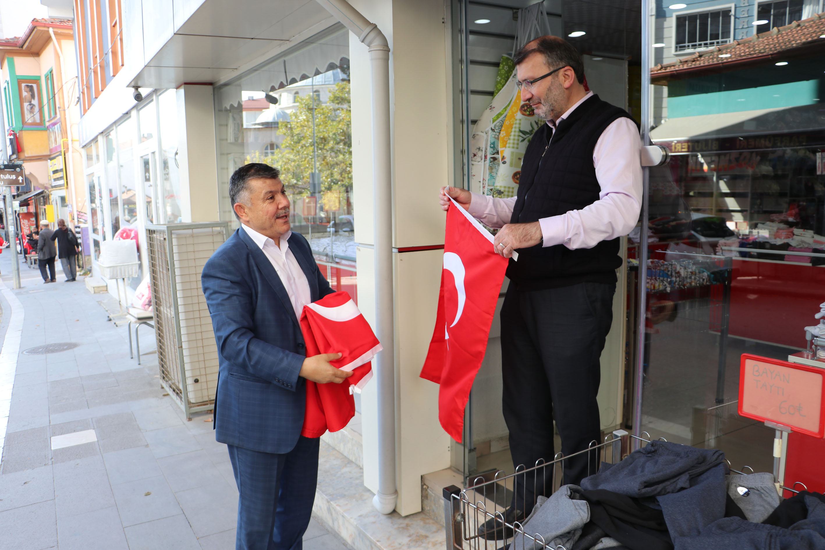 Havza’da vatandaşlara ve esnafa Türk bayrağı dağıtıldı