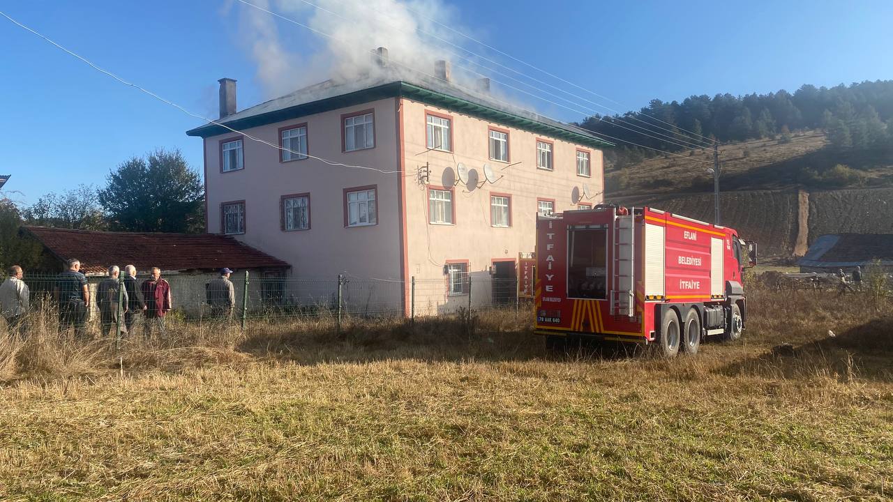 Karabük’te 3 katlı binanın çatısı yangında hasar gördü