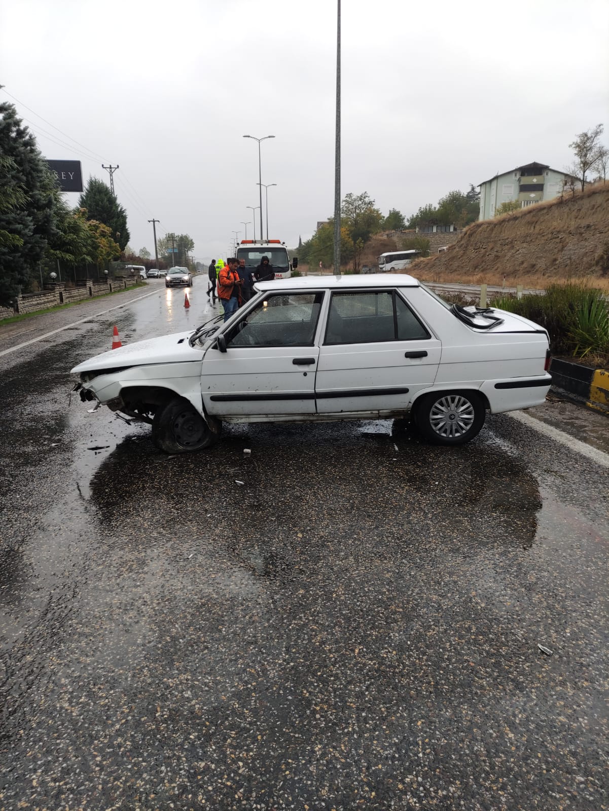 Karabük’te refüje çarpan otomobilin sürücüsü yaralandı