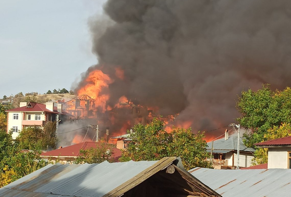 Kastamonu’da 10 köy evini etkileyen yangın söndürülmeye çalışılıyor