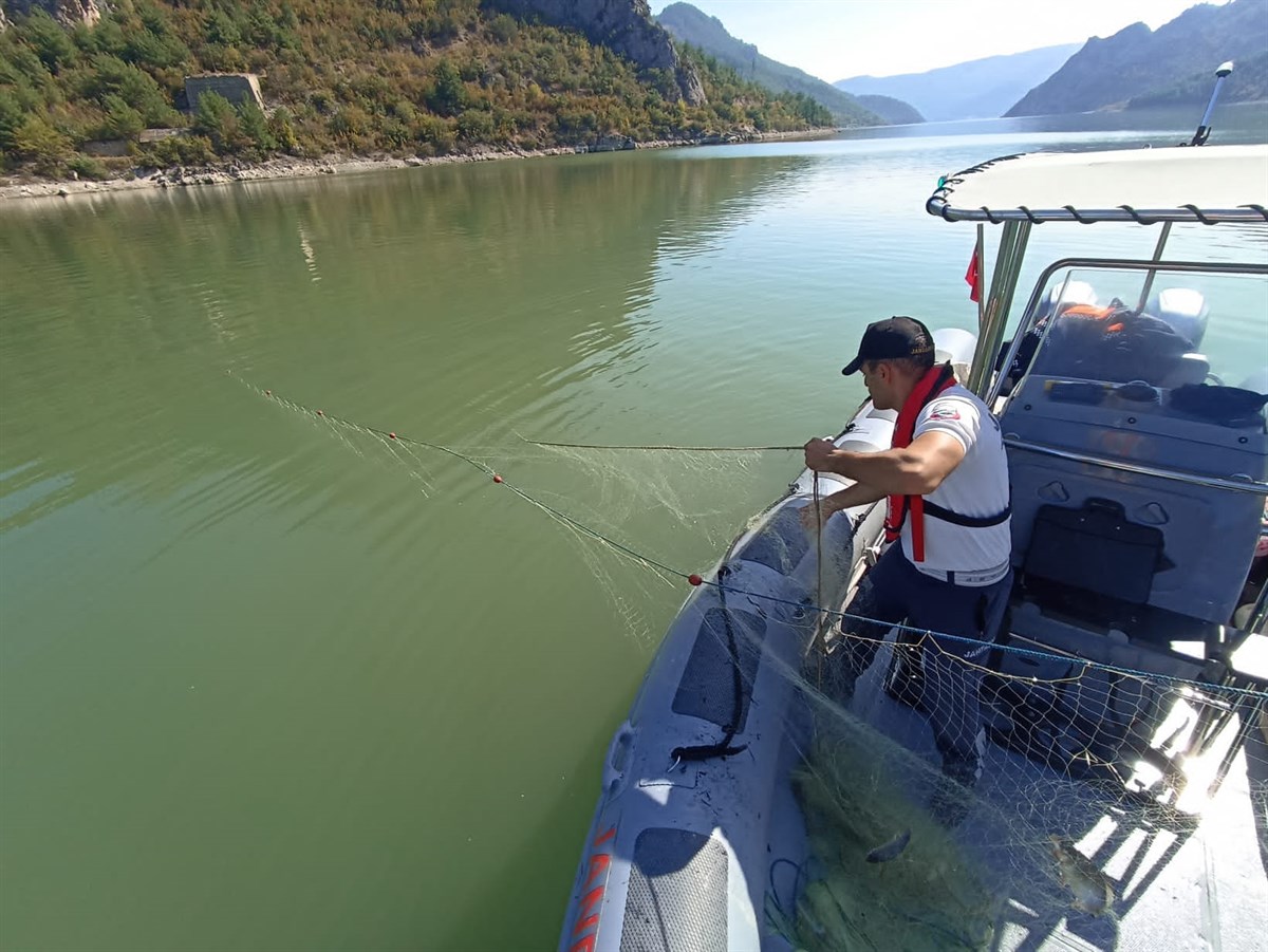 Samsun’da 600 metrelik sahipsiz ağa takılan 200 kilogram balık göle bırakıldı