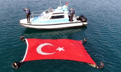Sinop’ta Cumhuriyet’in 100. yılında denizde Türk bayrağı açıldı