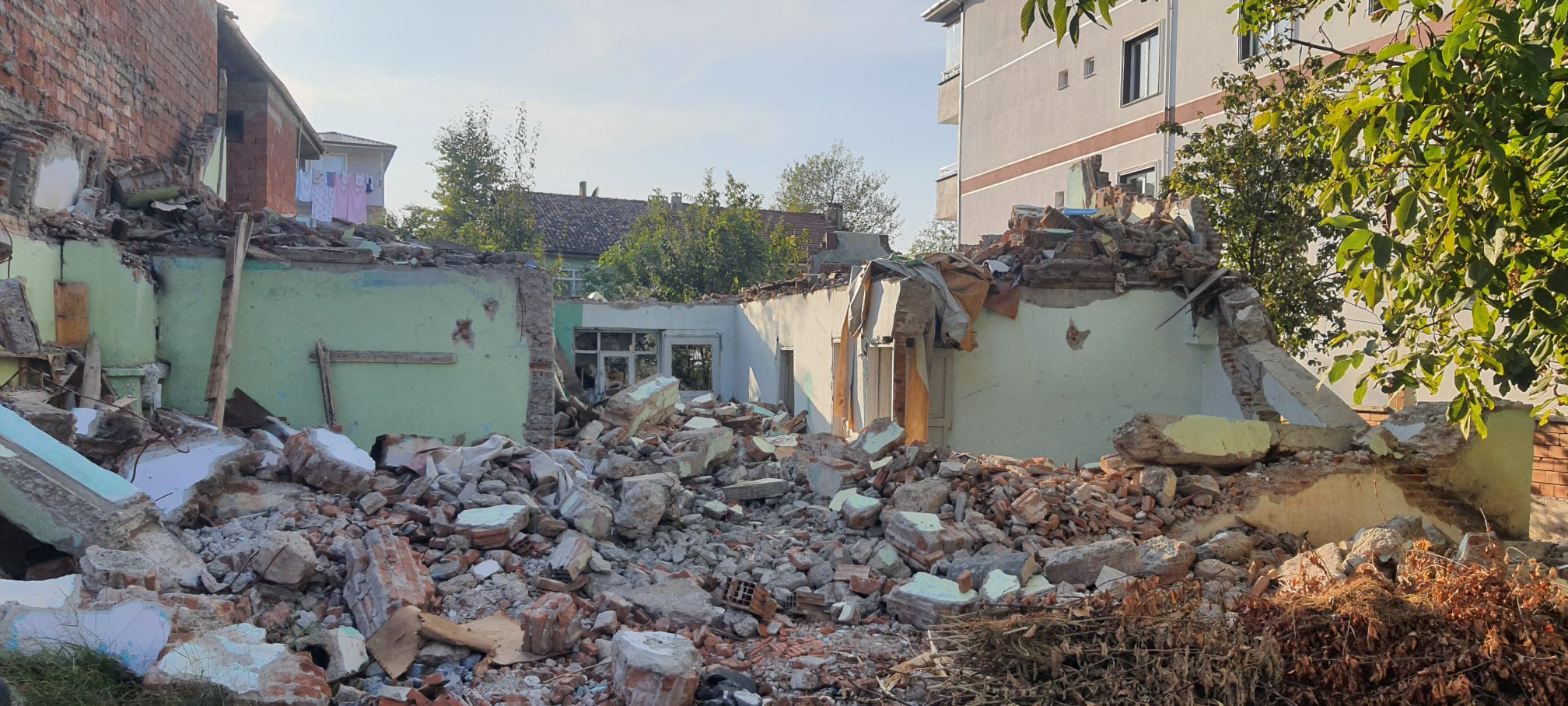 Tokat’ta yıkmaya çalıştığı evin duvarı üzerine devrilen kişi yaralandı