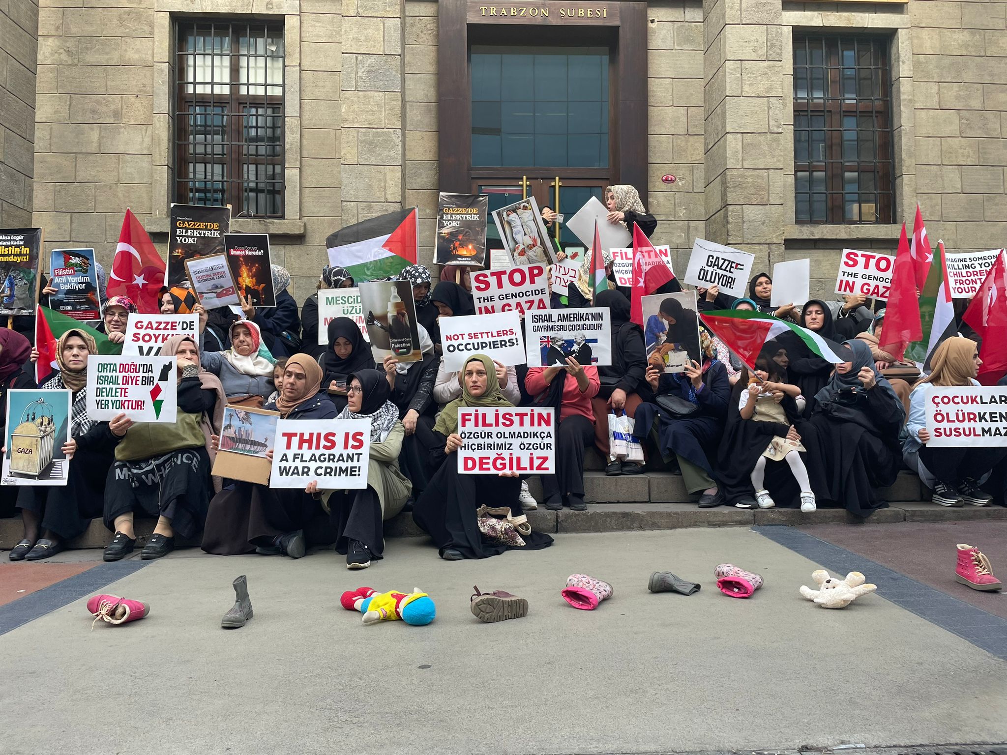 Trabzon’da kadınların Filistin’e destek için başlattığı oturma eylemi tamamlandı