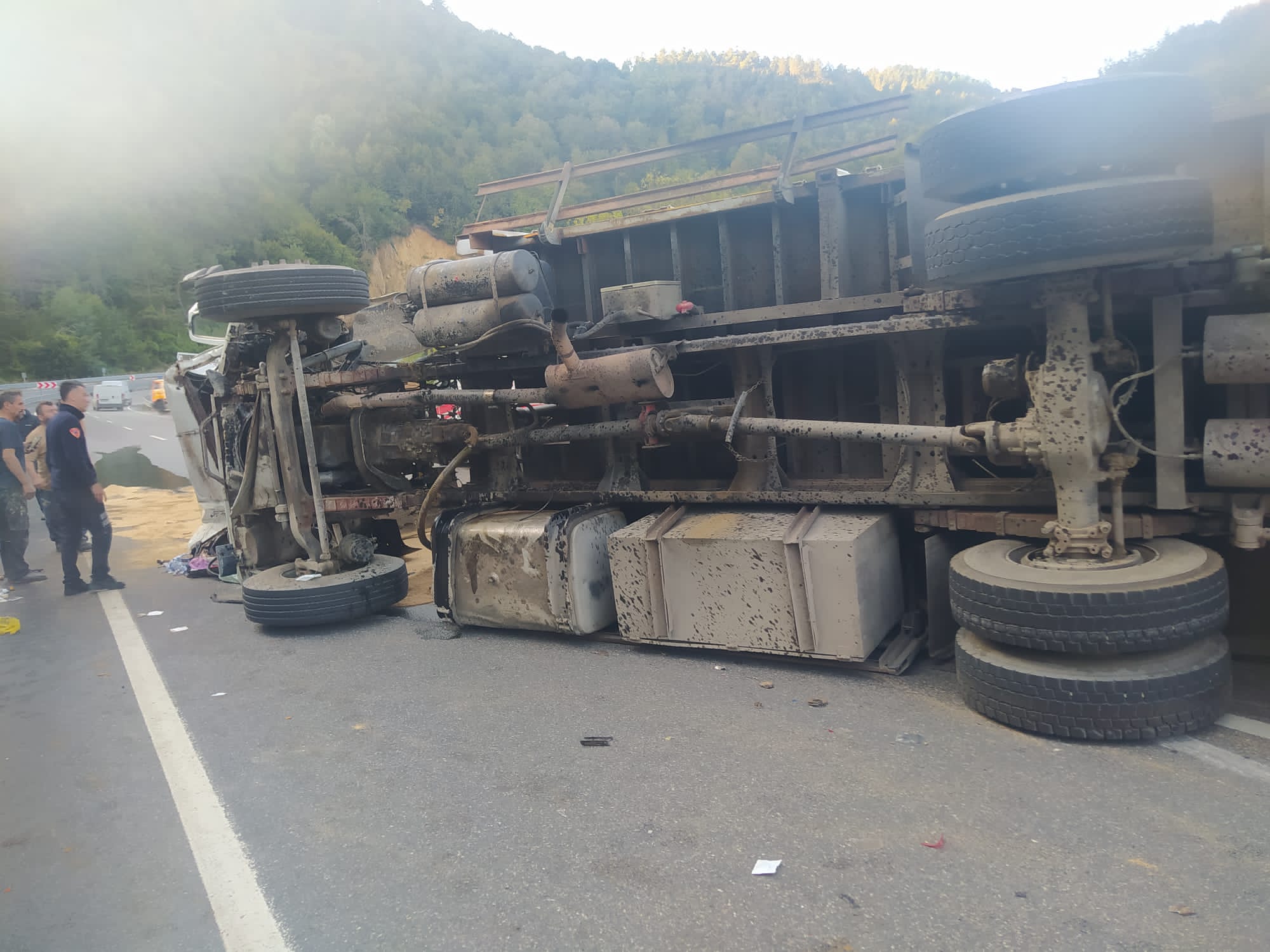 Zonguldak’ta devrilen kamyondaki 2 kişi yaralandı