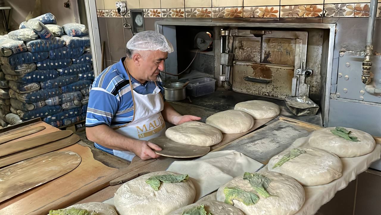 Zonguldak’ta fırıncı Mustafa Usta, Karadeniz’in lezzeti mancarlı ekmeği sofralara ulaştırıyor