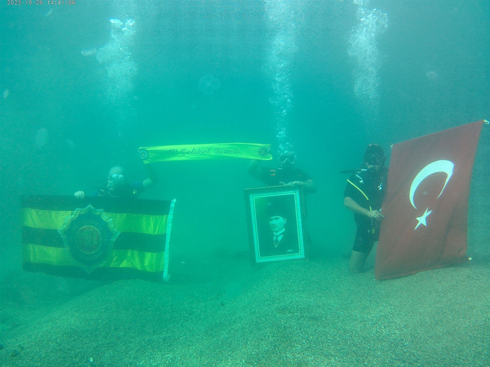 Zonguldak’ta öğretmenler ve dalgıçlar denizin altında bayrak açarak 100. yılı kutladılar
