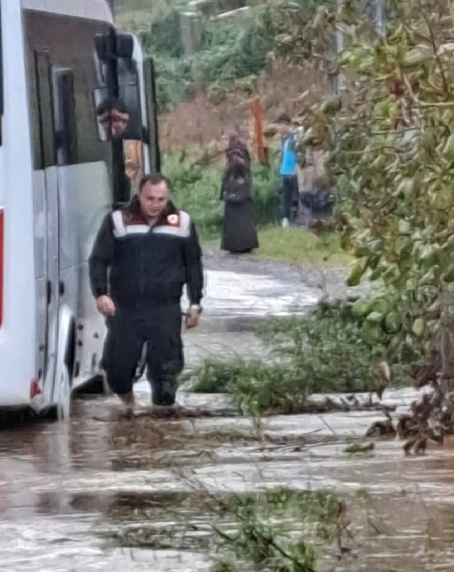 Zonguldak’ta sağanak nedeniyle yolda mahsur kalan öğrencileri jandarma kurtardı