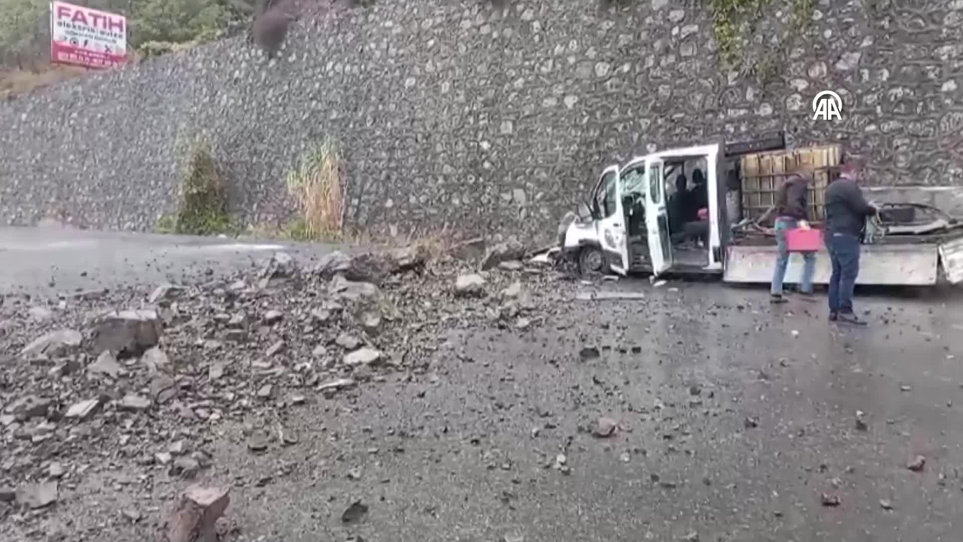Zonguldak’ta yamaçtan düşen kayalar kamyonete isabet etti