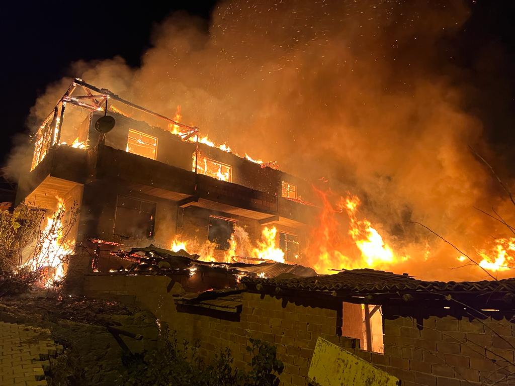Amasya’da çıkan yangında bir ev, ahır ve 400 saman balyası yandı