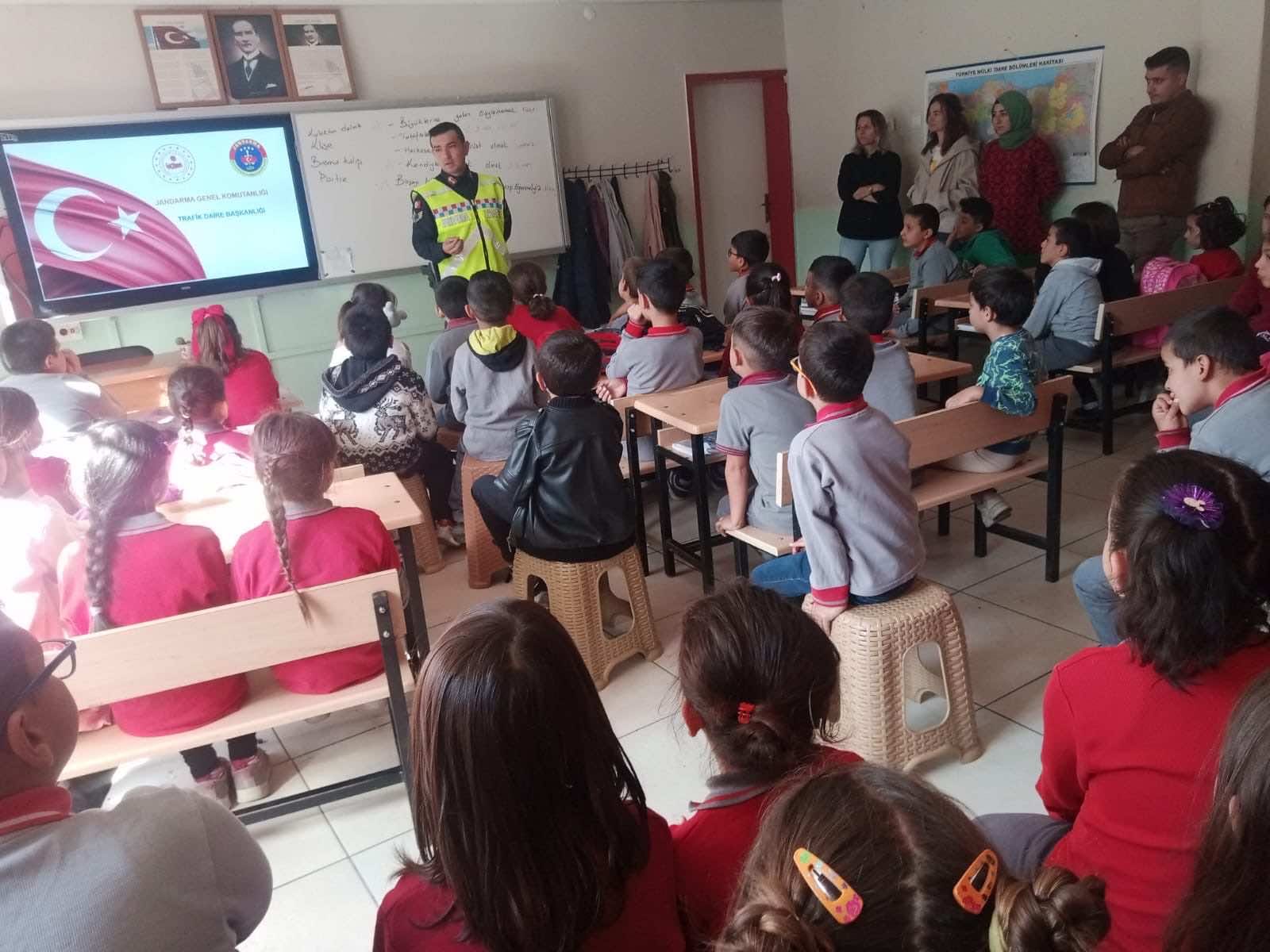Amasya’da jandarmadan öğrencilere trafik eğitimi