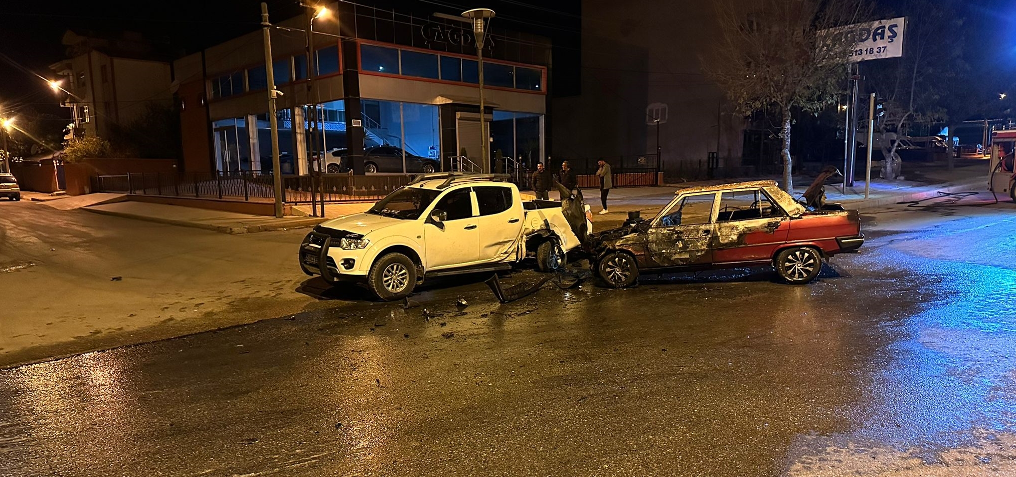 Amasya’da pikap ile çarpışan otomobil yandı, 4 kişi yaralandı