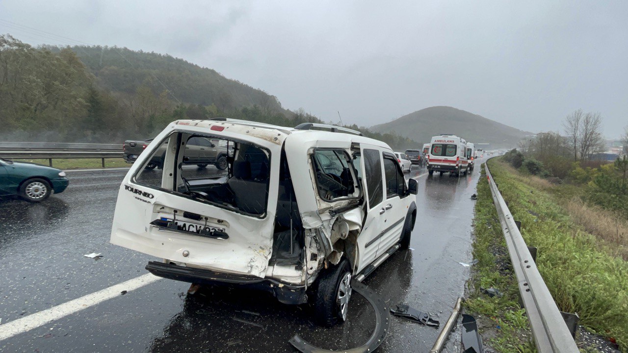 Anadolu Otoyolu’nda kamyonla çarpışan hafif ticari araçtaki 5 kişi yaralandı