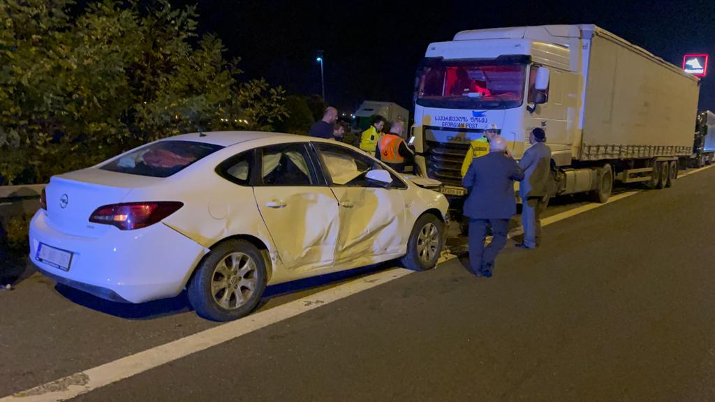 Anadolu Otoyolu’nda tır ile çarpışan otomobildeki 2 kişi yaralandı
