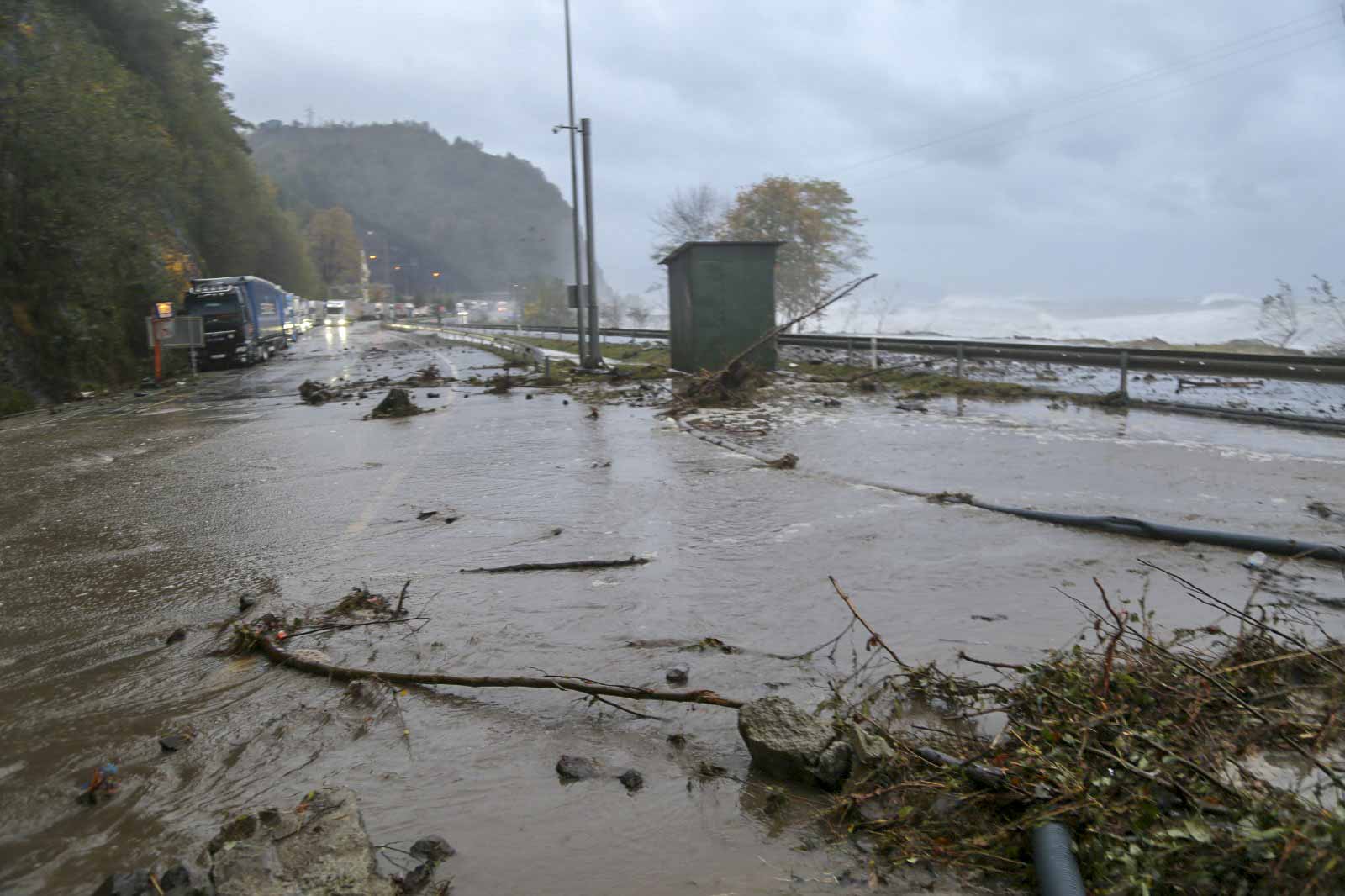 Artvin’de fırtına nedeniyle yükselen dalgalar ulaşımı aksattı