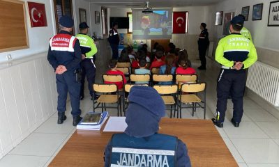 Artvin’de jandarma ekipleri okulları ziyaret ediyor