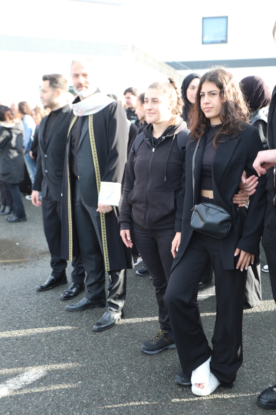 Ayağı alçıdaki üniversite öğrencisi Atatürk’ü anma törenine arkadaşlarının desteğiyle katıldı