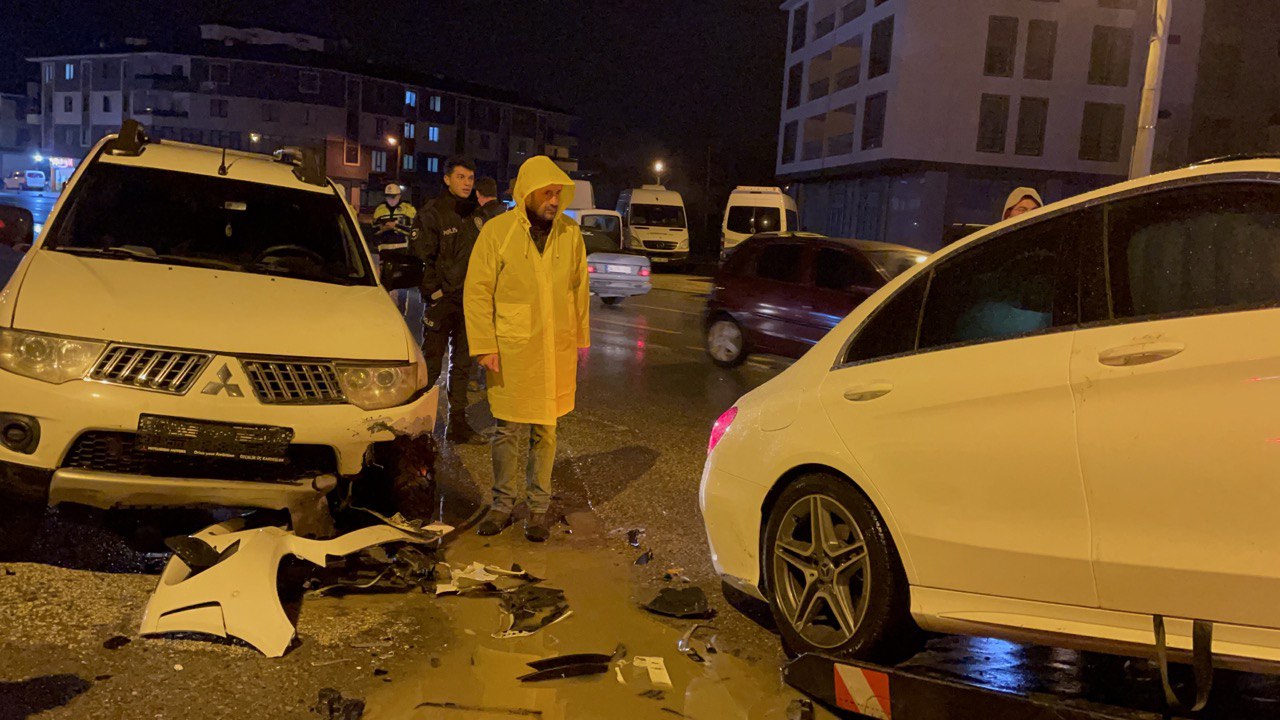 Düzce’de pikap ile otomobilin çarpıştığı kazada 5 kişi yaralandı