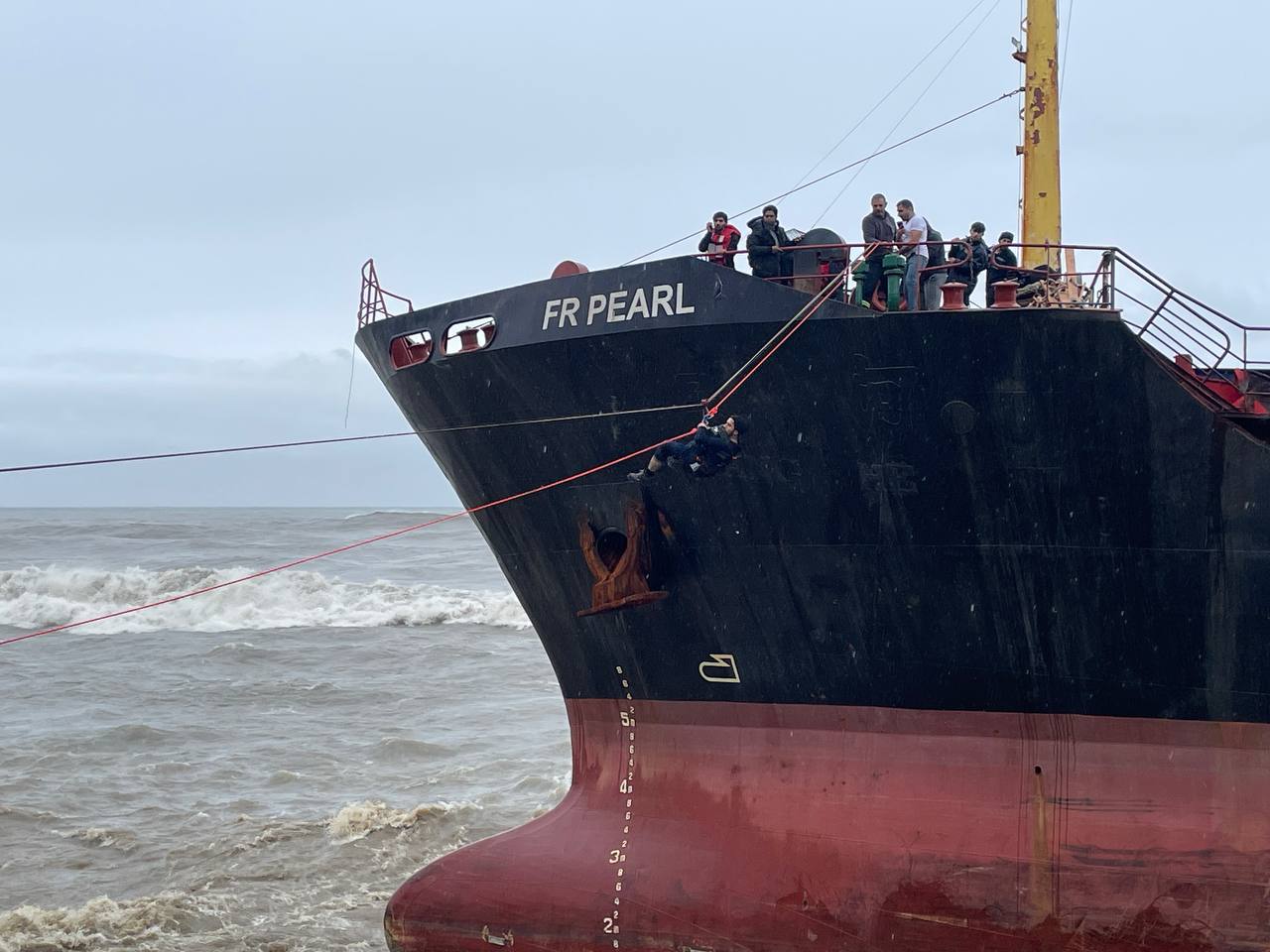 GÜNCELLEME 2 – Artvin’de karaya oturan yük gemisinin 13 kişilik mürettebatı tahliye edildi